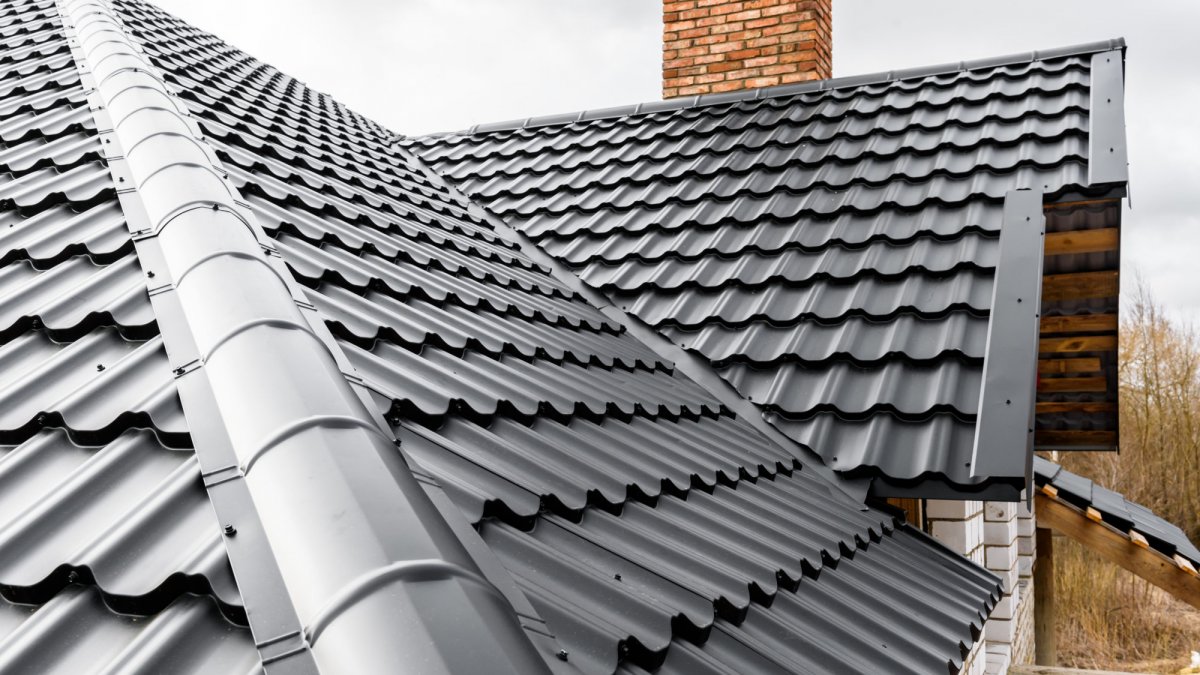 Which Is Easier to Install Shingles or Metal Roof?
