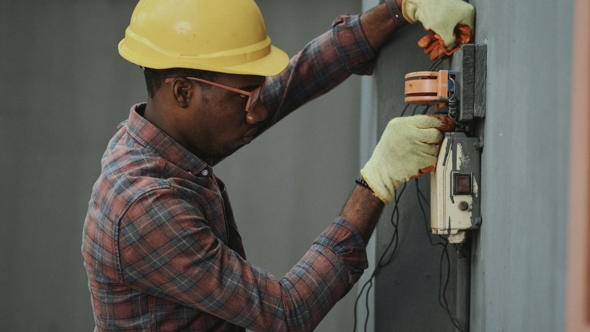 How Much Does Hiring an Electrician Costs Really Cost?