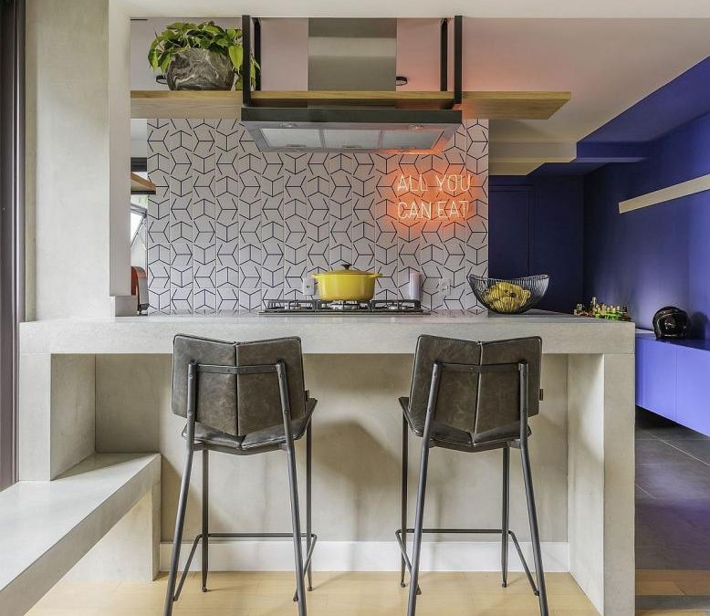 How to use Neon Lights to Brighten up your Kitchen or Dining Space