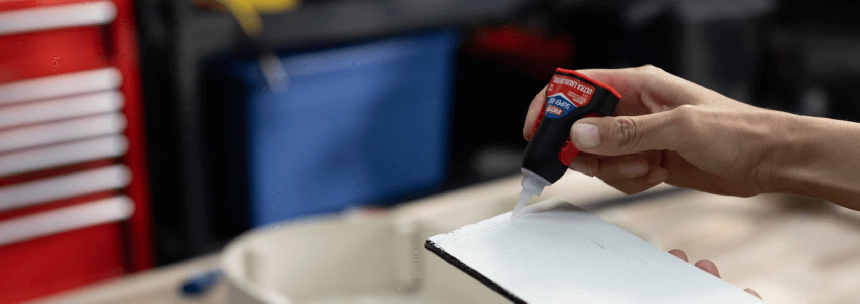 A hand holding a tube of glue

AI-generated content may be incorrect.