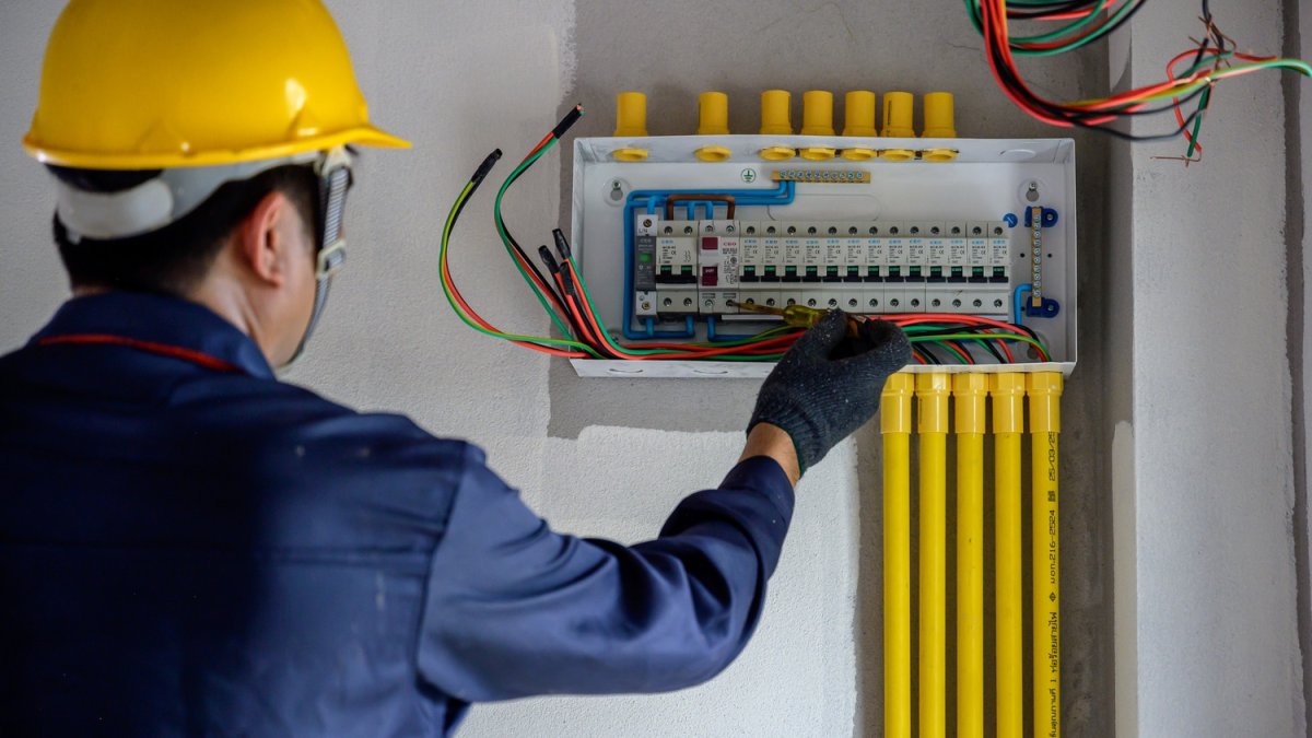 10 Signs It’s Time To Call A Professional Farmington Electrician