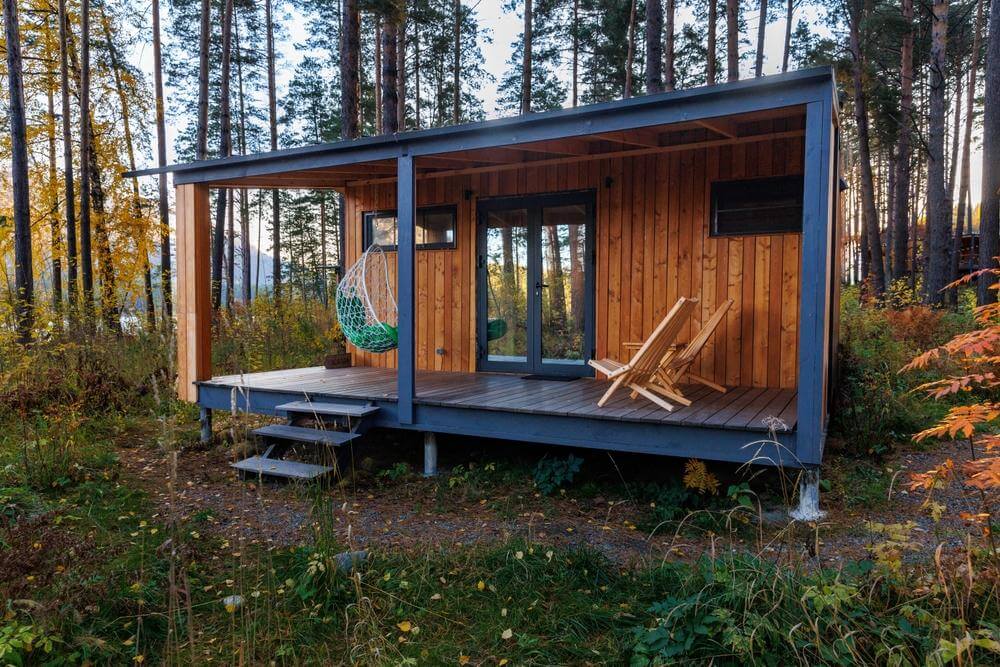 Tech-Savvy Homesteads: Using Satellite Internet to Run a Modern Rural Off-Grid Home