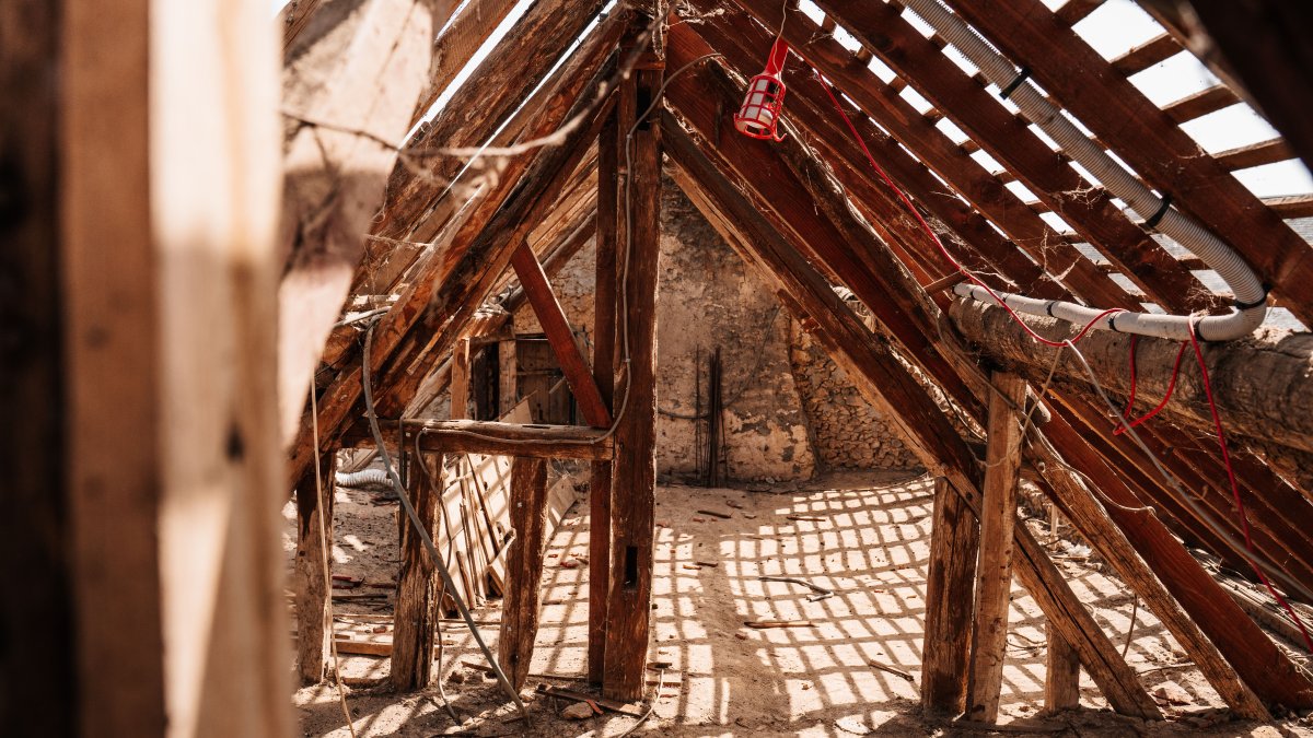 When Aging Attic Insulation Needs Full Extraction and Removal